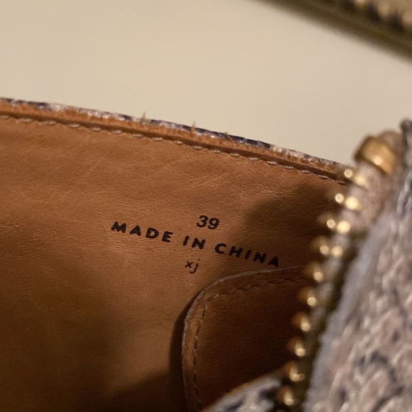 Beautiful snake skin designer bootie with kitten heel, size 39. Calinda style - Picture 7 of 14